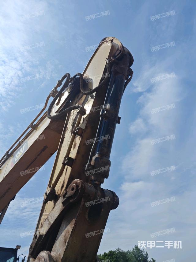 小臂整体右前(工作和回转装置) 小臂整体右前(工作和回转装置)