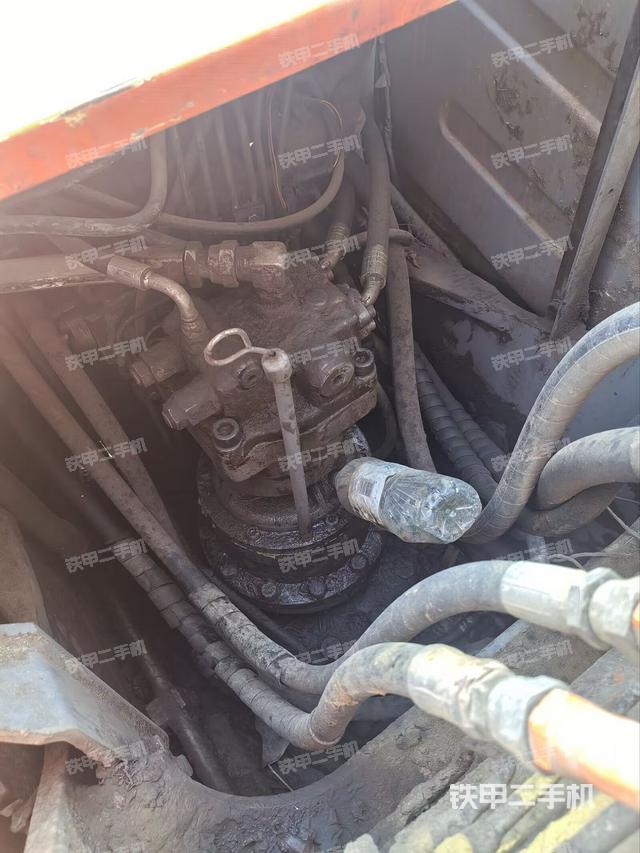 回转马达和主控阀（整机外观）