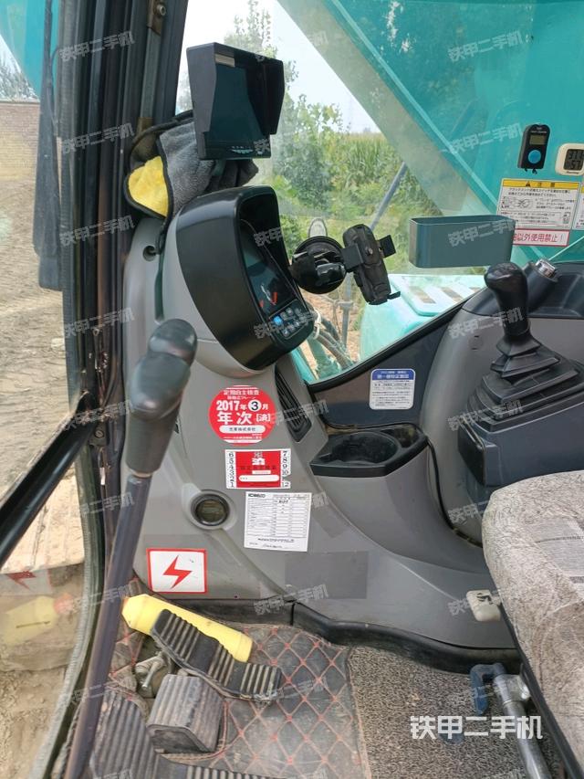 駕駛室整體(整機(jī)外觀) 駕駛室整體(整機(jī)外觀)