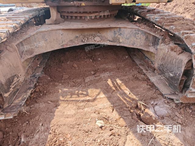 转盘和下车架正前(工作和回转装置) 转盘和下车架正前(工作和回转装置)