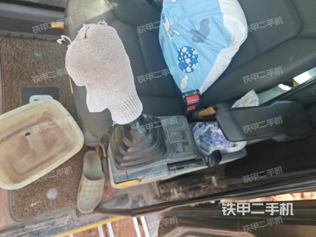 座椅左侧控制台/音响/含左手柄(驾驶室部分) 座椅左侧控制台/音响/含左手柄(驾驶室部分)