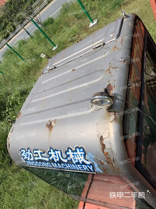 驾驶室顶部(整机外观) 驾驶室顶部(整机外观)