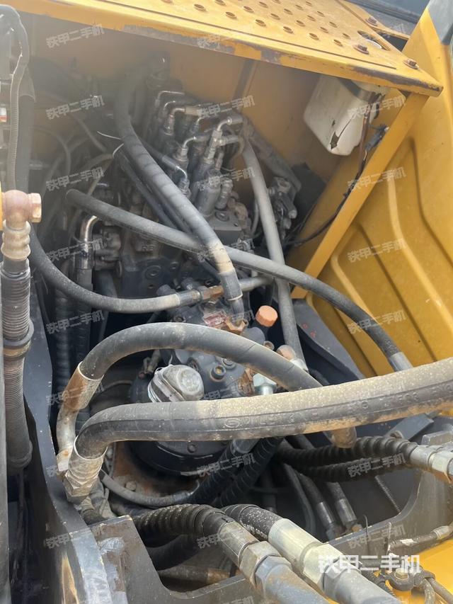 回转马达和主控阀（整机外观）