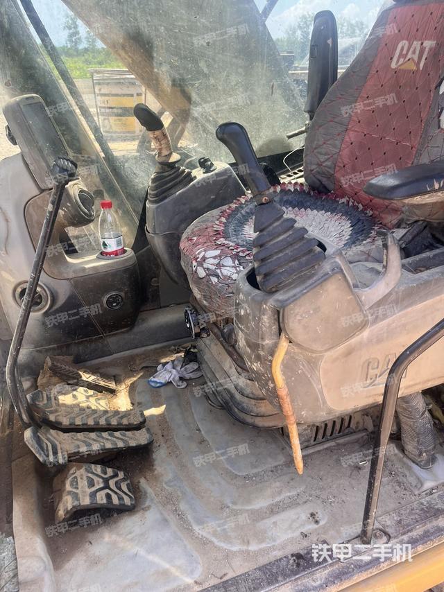 座椅左侧控制台/音响/含左手柄(驾驶室部分) 座椅左侧控制台/音响/含左手柄(驾驶室部分)