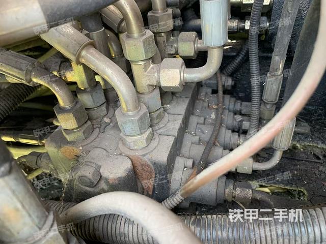液压泵舱室正面整体(整机外观) 液压泵舱室正面整体(整机外观)