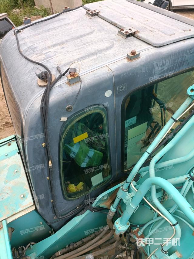 駕駛室頂部(整機(jī)外觀) 駕駛室頂部(整機(jī)外觀)