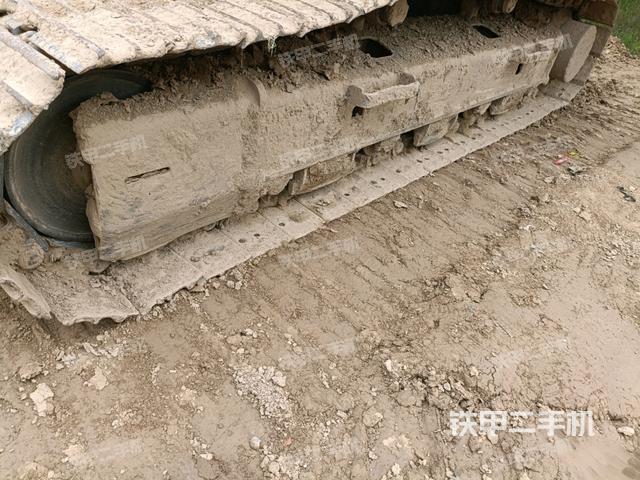 單側(cè)履帶整體(整機(jī)外觀) 單側(cè)履帶整體(整機(jī)外觀)