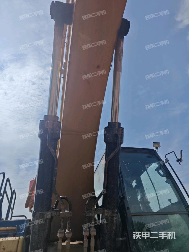 大臂油缸整体 竖拍(工作和回转装置) 大臂油缸整体 竖拍(工作和回转装置)