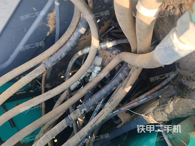 回轉(zhuǎn)馬達(dá)和主控閥（整機(jī)外觀）