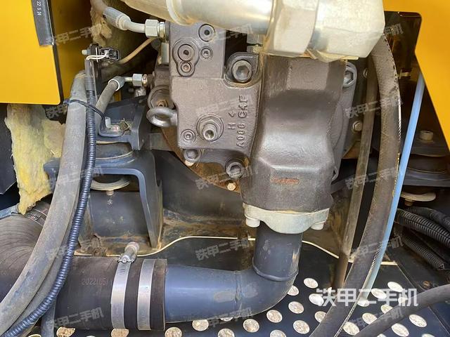 液压泵舱室正面整体（整机外观）