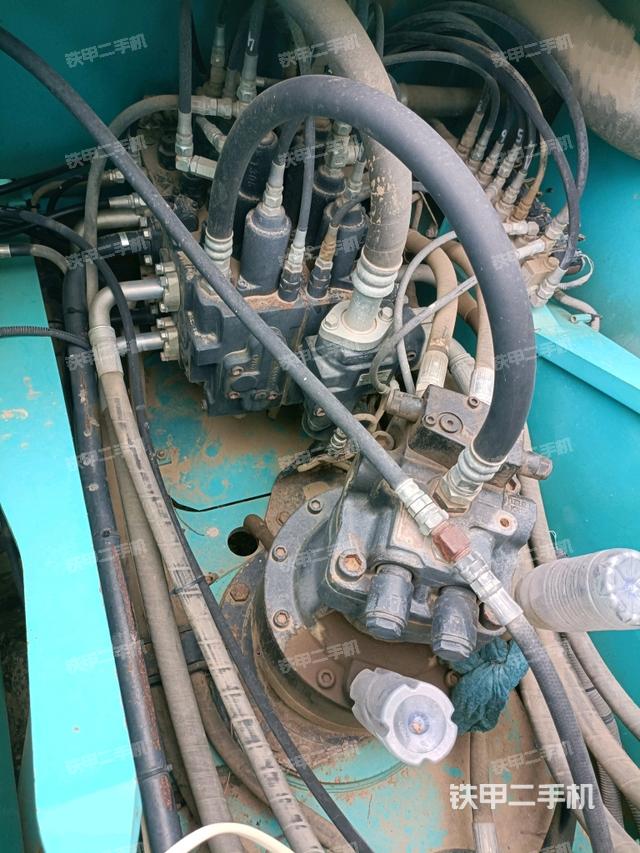 回轉(zhuǎn)馬達(dá)和主控閥(整機(jī)外觀) 回轉(zhuǎn)馬達(dá)和主控閥(整機(jī)外觀)