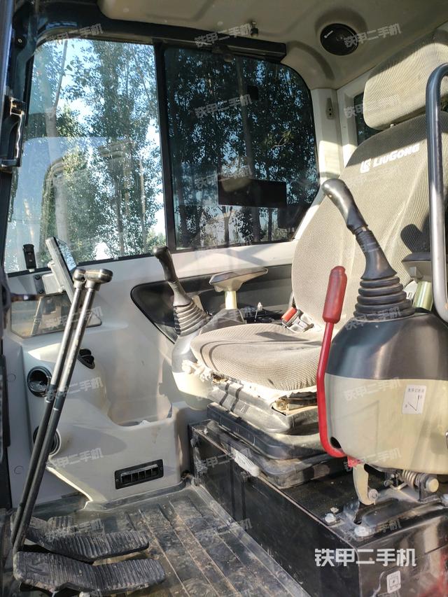 駕駛室頂部（整機(jī)外觀）