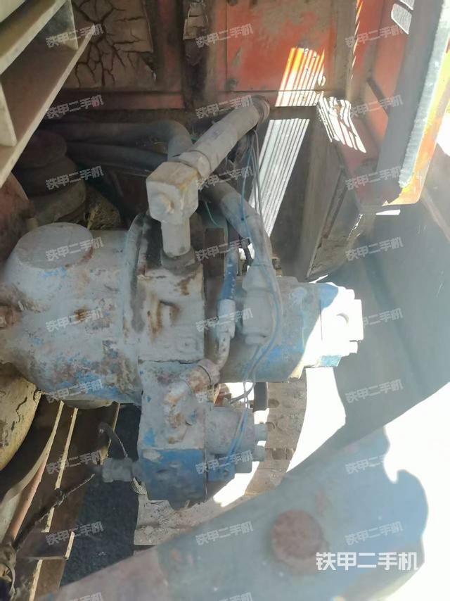 液压泵舱室正面整体(整机外观) 液压泵舱室正面整体(整机外观)