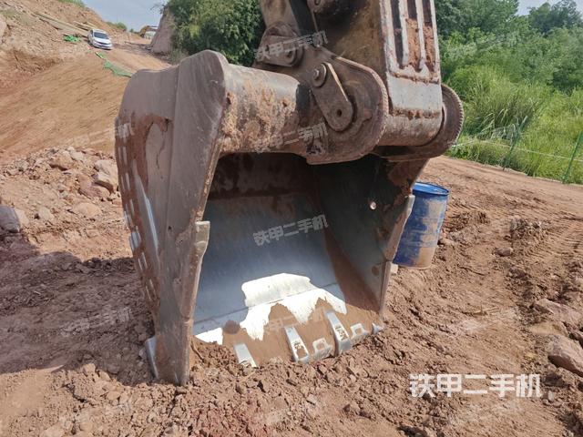 铲斗右后整体(工作和回转装置) 铲斗右后整体(工作和回转装置)