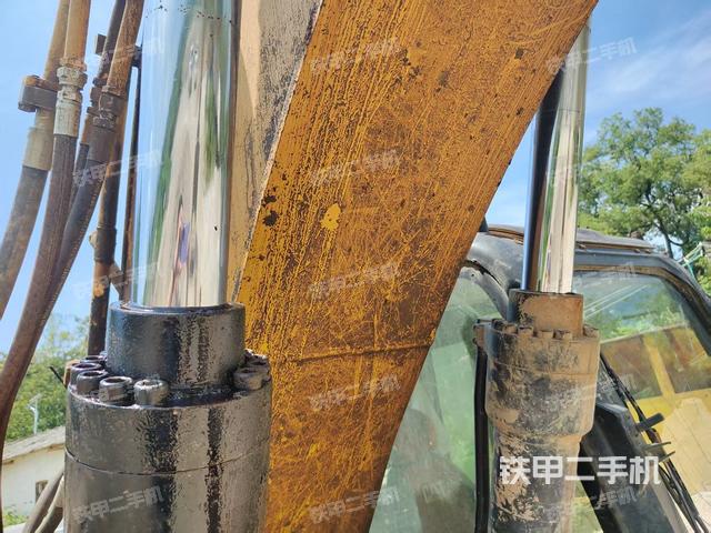 大臂油缸整体 竖拍(工作和回转装置) 大臂油缸整体 竖拍(工作和回转装置)