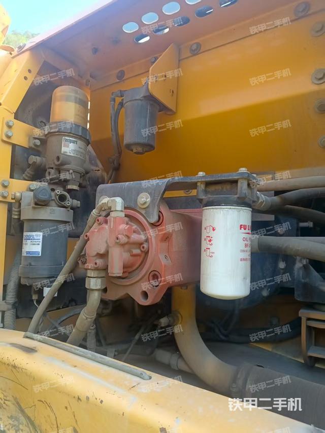 液壓泵艙室正面整體（整機外觀）