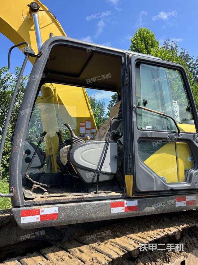 駕駛室整體(整機(jī)外觀) 駕駛室整體(整機(jī)外觀)