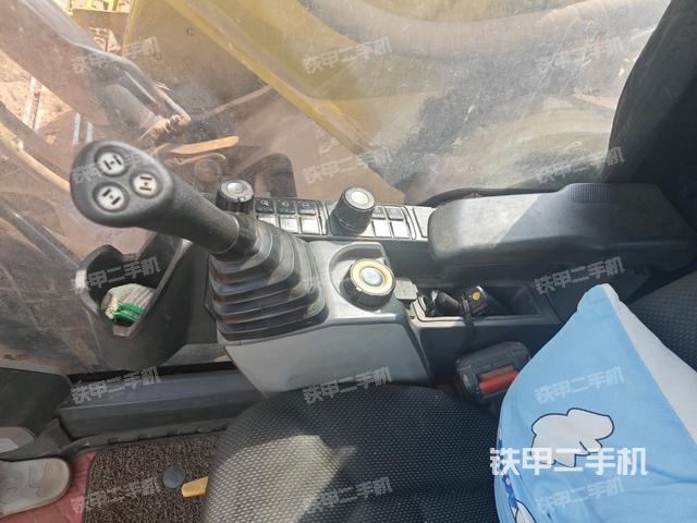 座椅右侧控制台/钥匙门/油门/含右手柄(驾驶室部分) 座椅右侧控制台/钥匙门/油门/含右手柄(驾驶室部分)