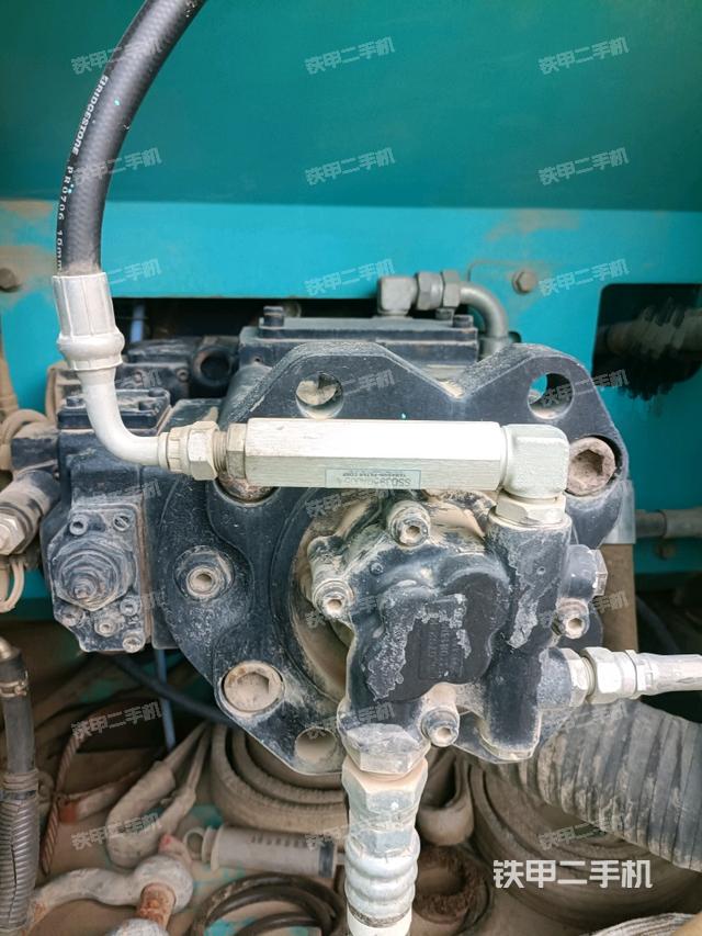 液壓泵艙室正面整體(整機(jī)外觀) 液壓泵艙室正面整體(整機(jī)外觀)