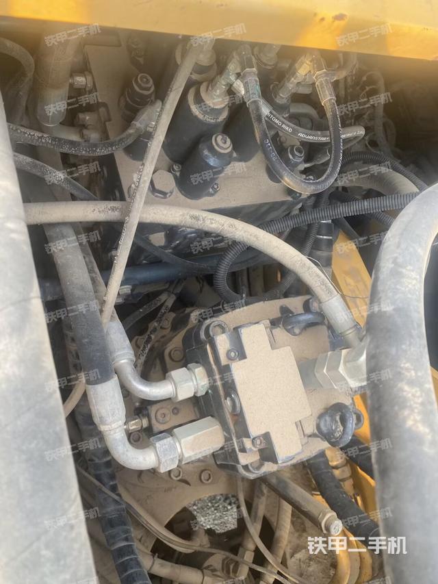 回轉(zhuǎn)馬達(dá)和主控閥（整機(jī)外觀）