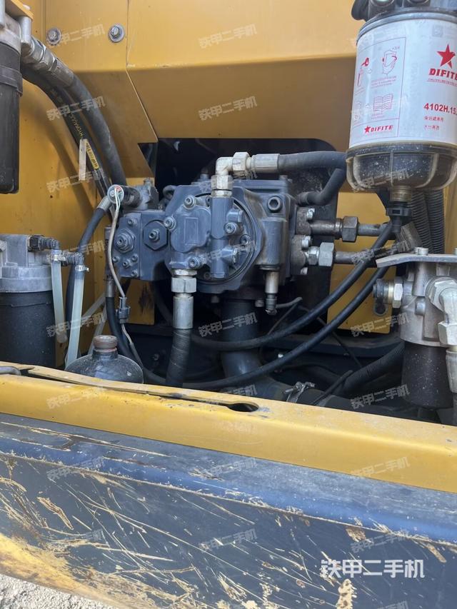 液压泵舱室正面整体（整机外观）