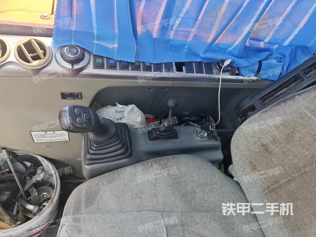 座椅右侧控制台/钥匙门/油门/含右手柄(驾驶室部分) 座椅右侧控制台/钥匙门/油门/含右手柄(驾驶室部分)