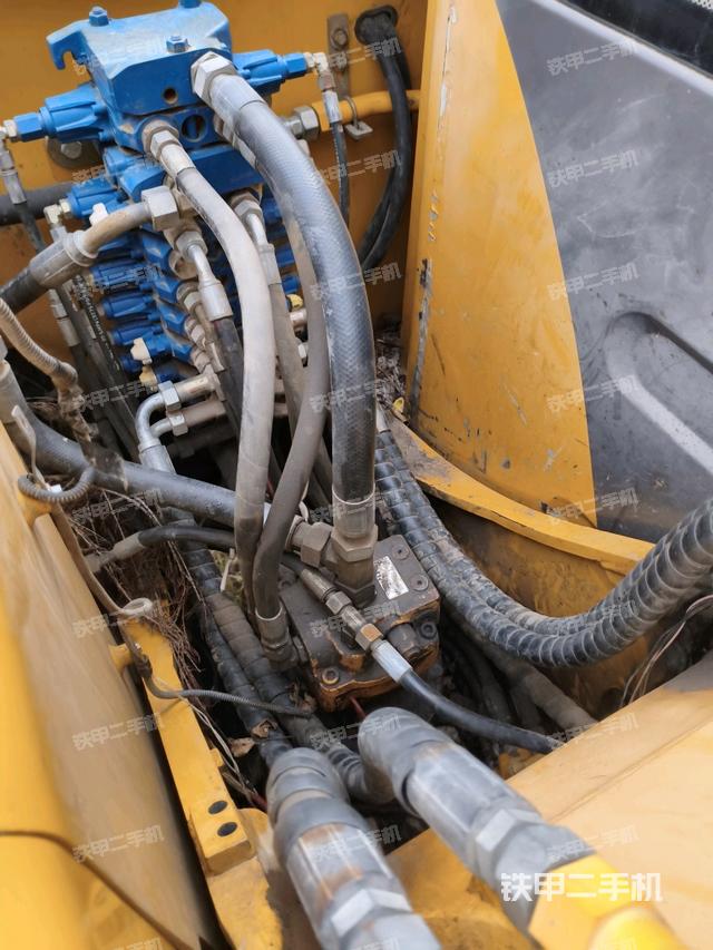 回轉(zhuǎn)馬達(dá)和主控閥（整機(jī)外觀）