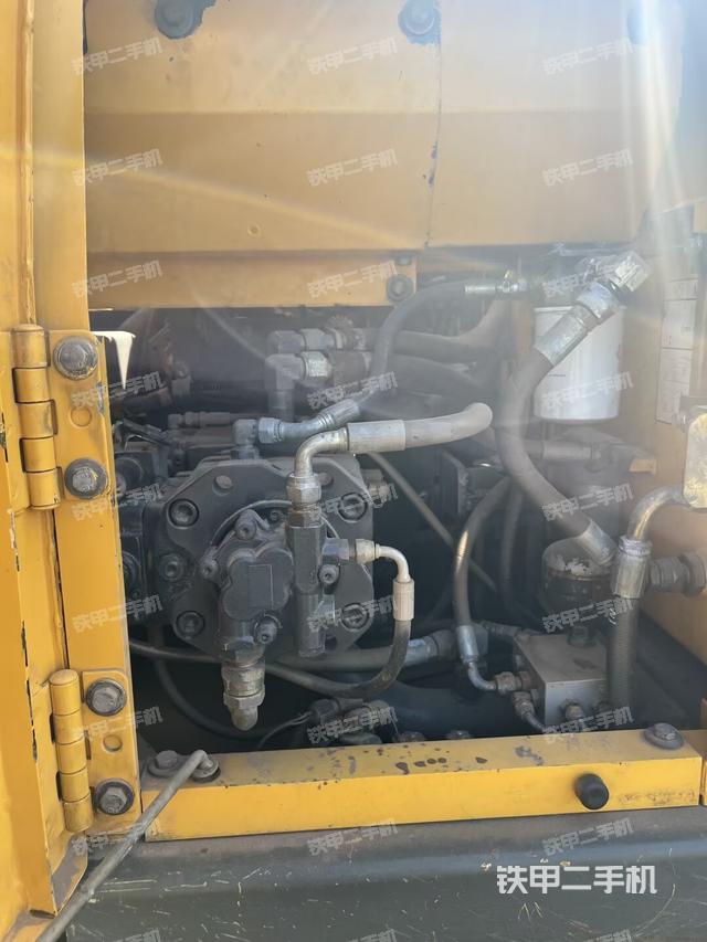 液壓泵艙室正面整體（整機(jī)外觀）