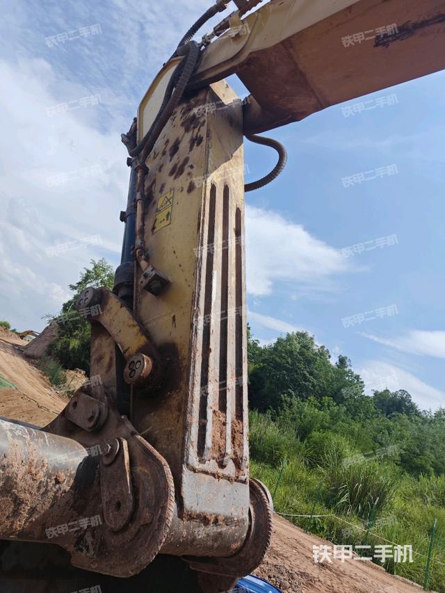 小臂整体左后(工作和回转装置) 小臂整体左后(工作和回转装置)