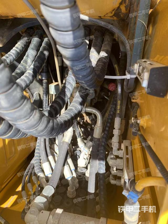 回转马达和主控阀（整机外观）