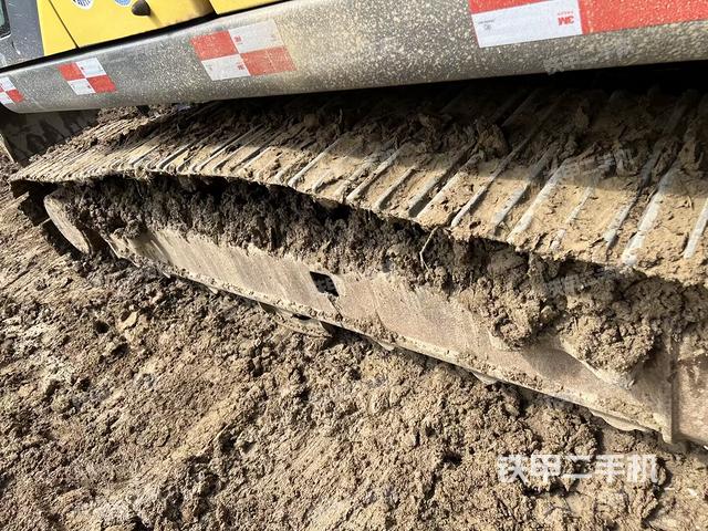 單側(cè)履帶整體(整機(jī)外觀) 單側(cè)履帶整體(整機(jī)外觀)