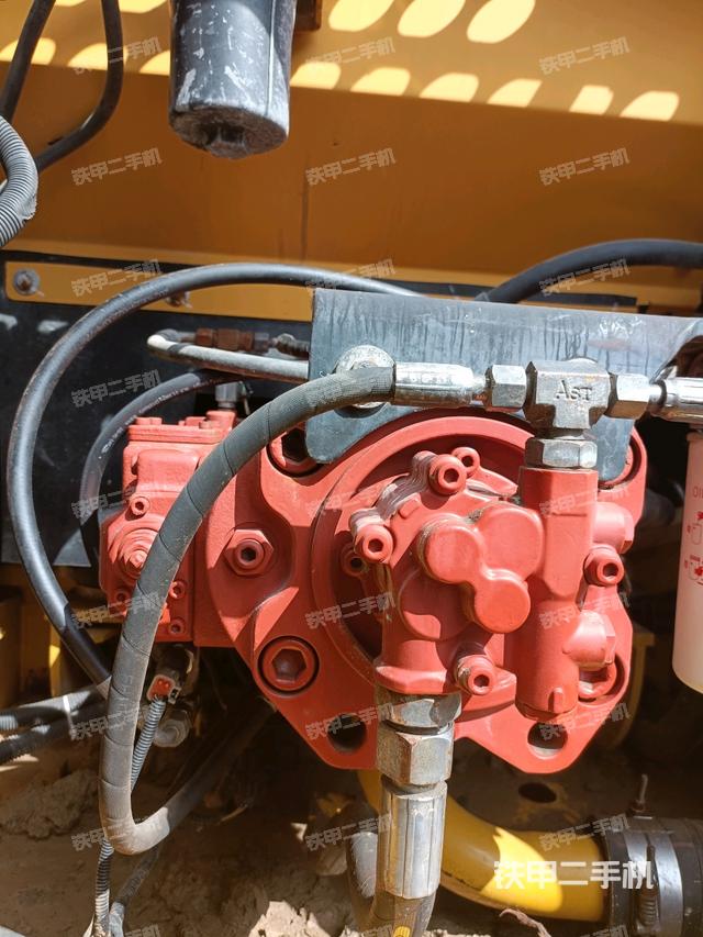 液壓泵艙室正面整體（整機外觀）