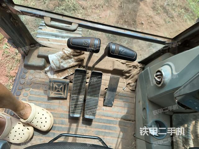 行走控制手柄和踏板 俯拍（驾驶室部分）