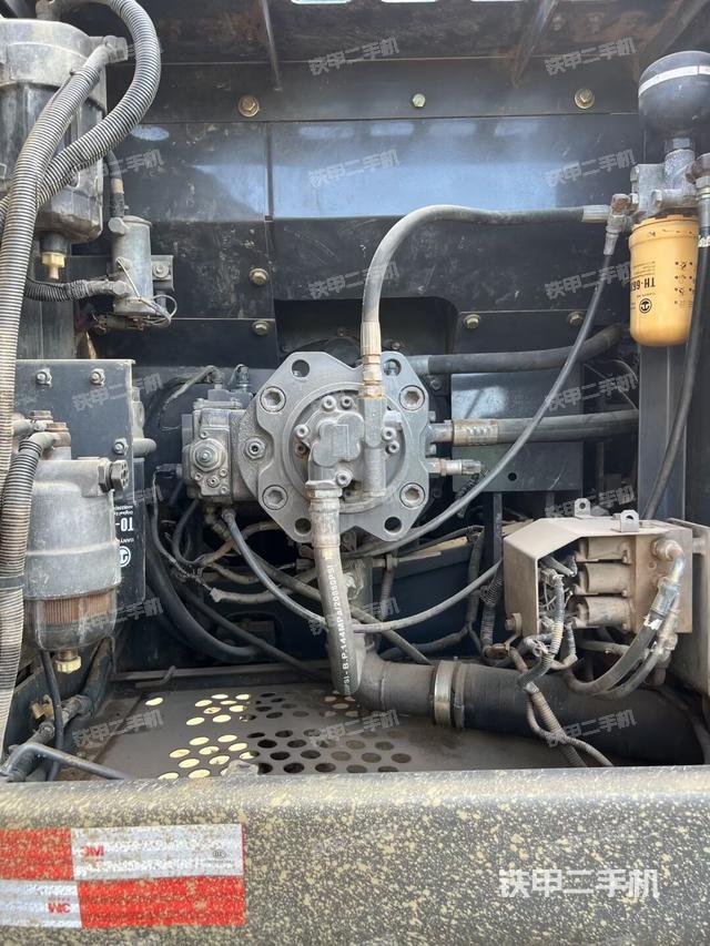 液壓泵艙室正面整體(整機(jī)外觀) 液壓泵艙室正面整體(整機(jī)外觀)