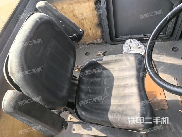 駕駛室頂蓬內(nèi)（壓路機(jī)駕駛室）