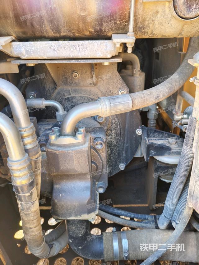 液壓泵艙室正面整體(整機(jī)外觀) 液壓泵艙室正面整體(整機(jī)外觀)