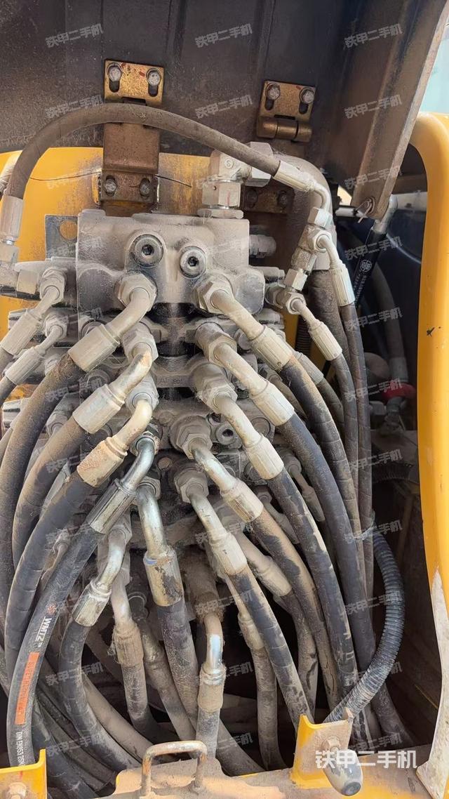 回转马达和主控阀（整机外观）