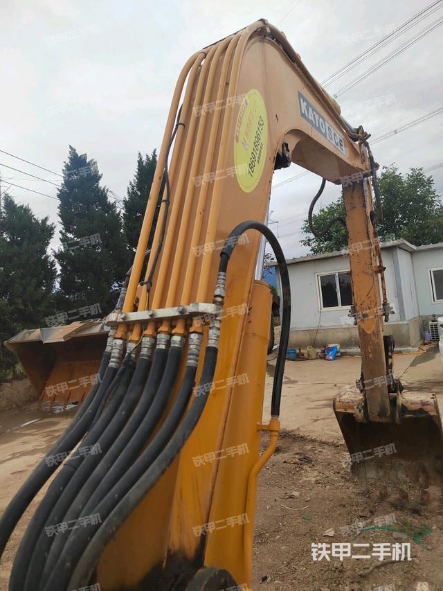 回转马达和主控阀(整机外观) 回转马达和主控阀(整机外观)