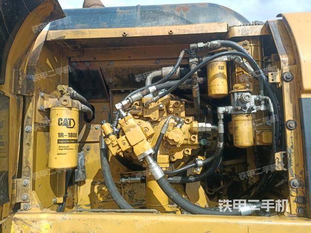 液压泵舱室正面整体(整机外观) 液压泵舱室正面整体(整机外观)