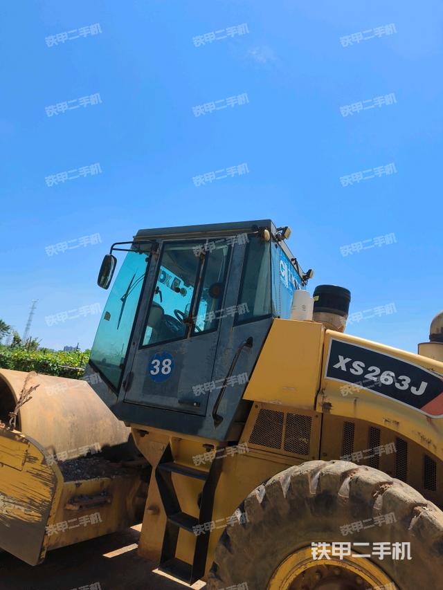 正左侧(压路机整机外观) 正左侧(压路机整机外观)