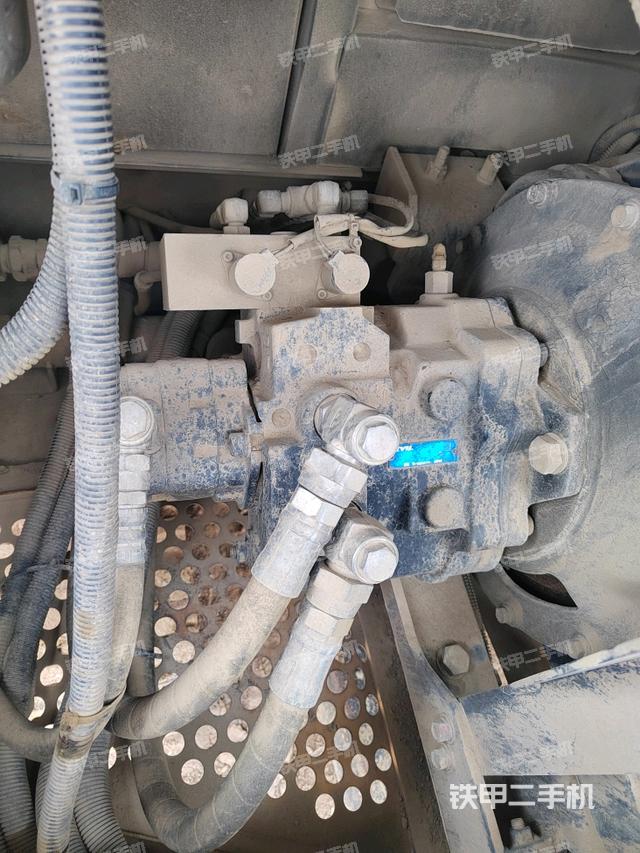 液压泵舱室正面整体(整机外观) 液压泵舱室正面整体(整机外观)