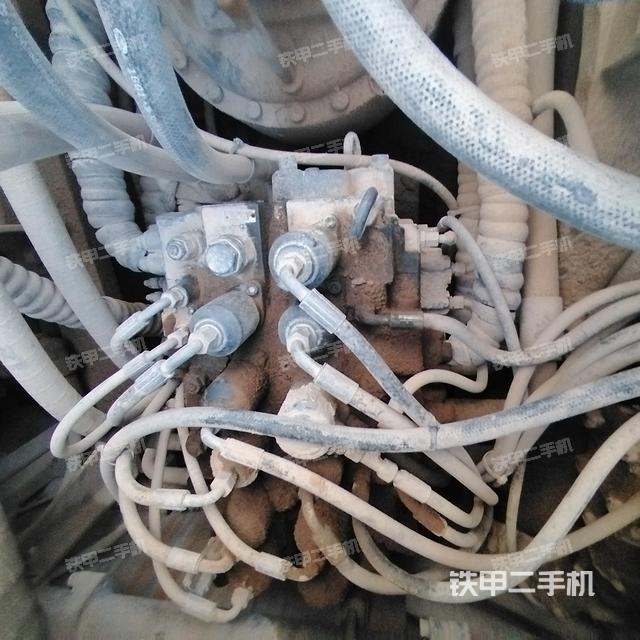 回轉(zhuǎn)馬達(dá)和主控閥(整機(jī)外觀) 回轉(zhuǎn)馬達(dá)和主控閥(整機(jī)外觀)