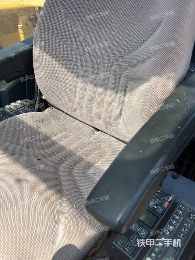 行走控制手柄和踏板?俯拍（駕駛室部分）