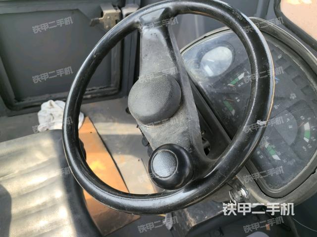 駕駛室內(nèi)座椅、儀表操作手柄全景（壓路機(jī)駕駛室）