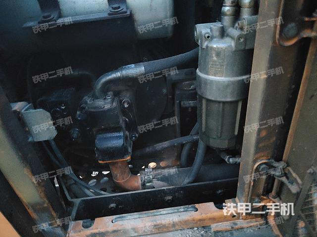 液压泵舱室正面整体（整机外观）