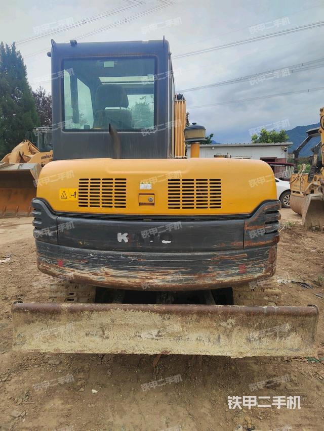 驾驶室顶部(整机外观) 驾驶室顶部(整机外观)