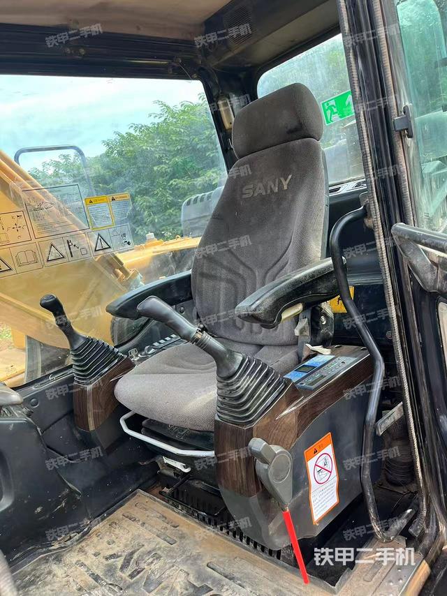 驾驶室整体(整机外观) 驾驶室整体(整机外观)