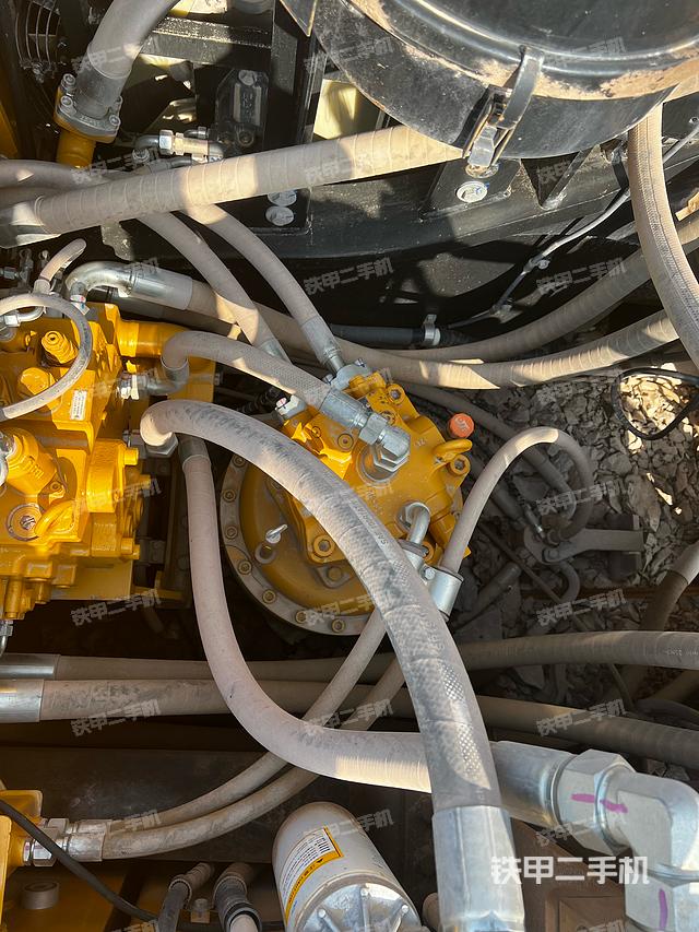 回轉(zhuǎn)馬達(dá)和主控閥(整機(jī)外觀) 回轉(zhuǎn)馬達(dá)和主控閥(整機(jī)外觀)