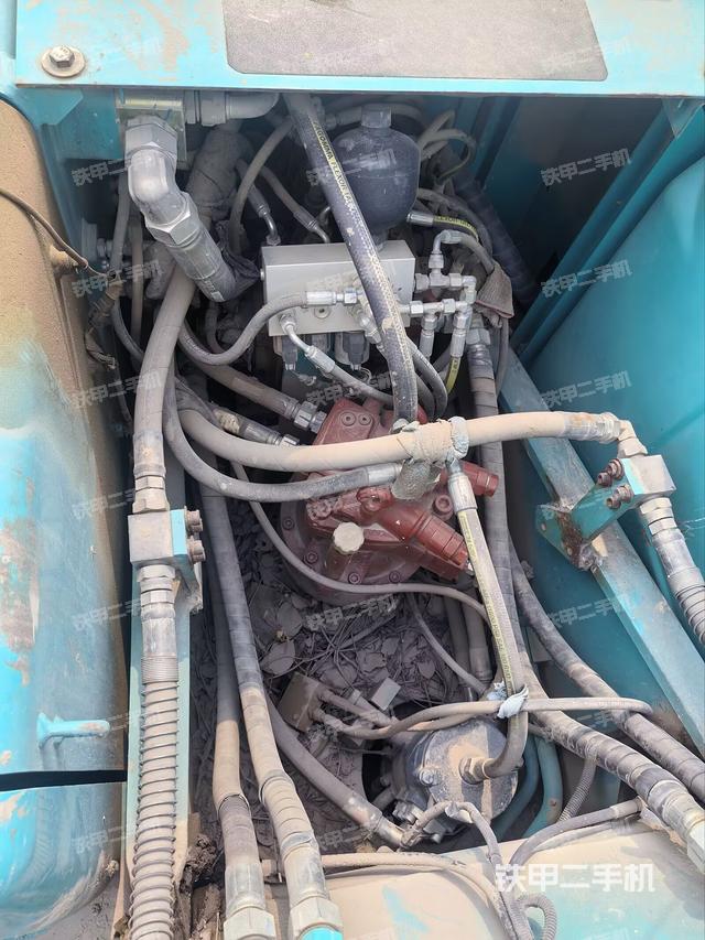 回轉(zhuǎn)馬達(dá)和主控閥（整機(jī)外觀）