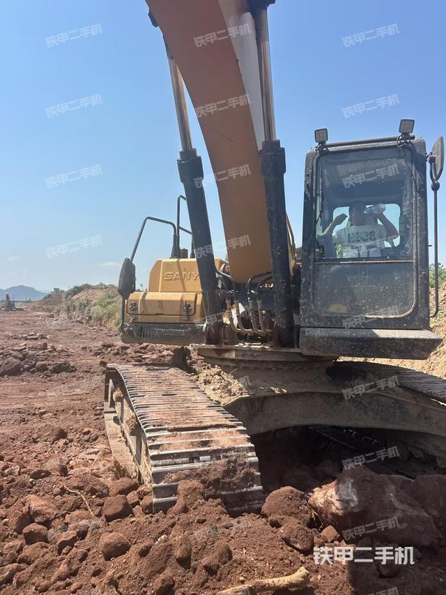 大臂油缸整体 竖拍(工作和回转装置) 大臂油缸整体 竖拍(工作和回转装置)